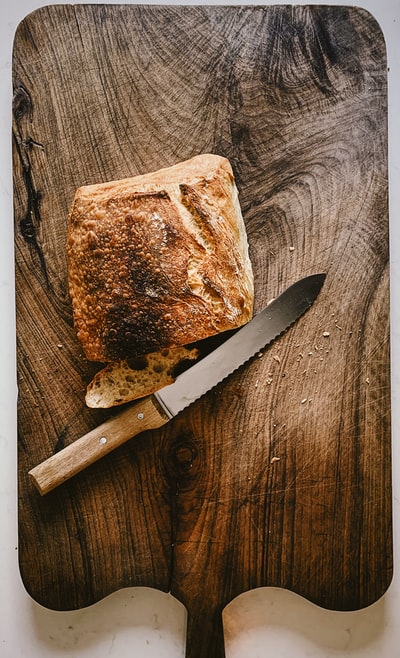 案板上刀旁的面包